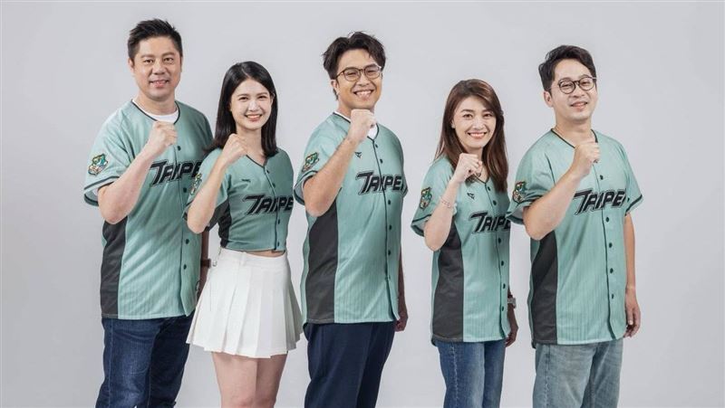 沈伯洋揪25小雞拍定裝照 攝影師神救援