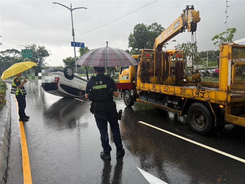 警方到場後發現駕駛消失,深入追查後竟發現他搭捷運逃逸,現正全力尋找中。(圖/翻攝畫面)