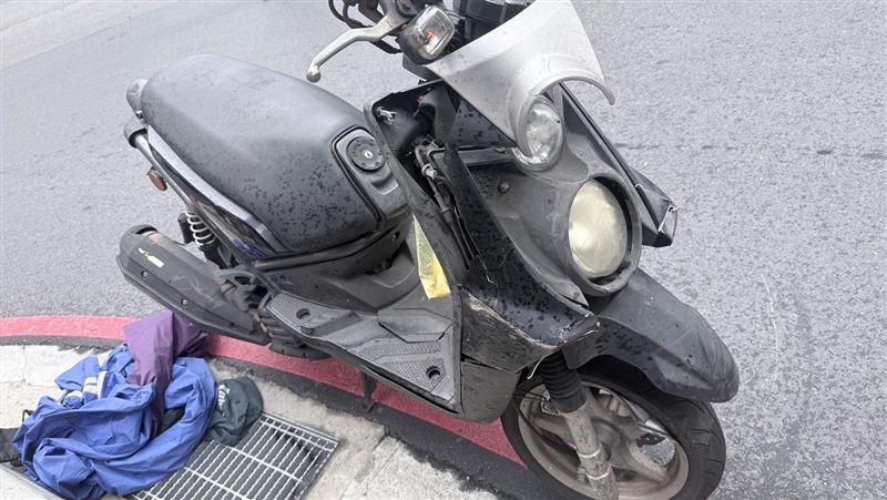 小客車疑未禮讓直行車!騎士噴飛骨折送醫