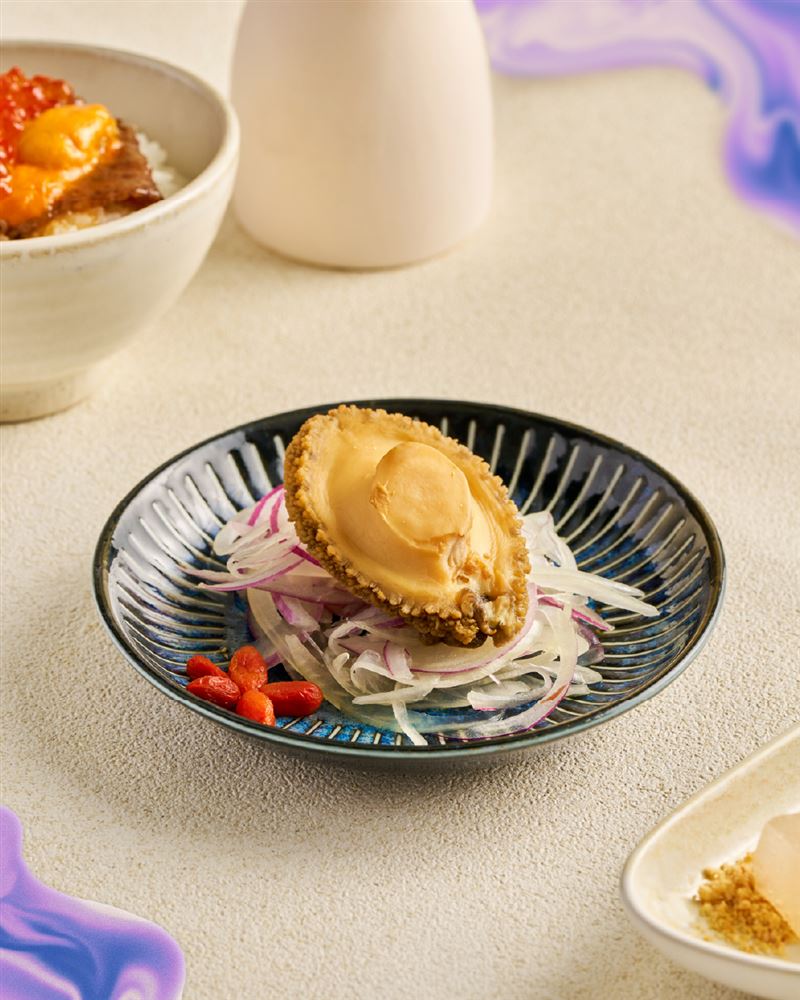「酒香鮑魚」作為冷盤前菜富有淡淡紹興酒香氣,口感軟嫩且冰涼開胃。(圖/品牌業者提供)