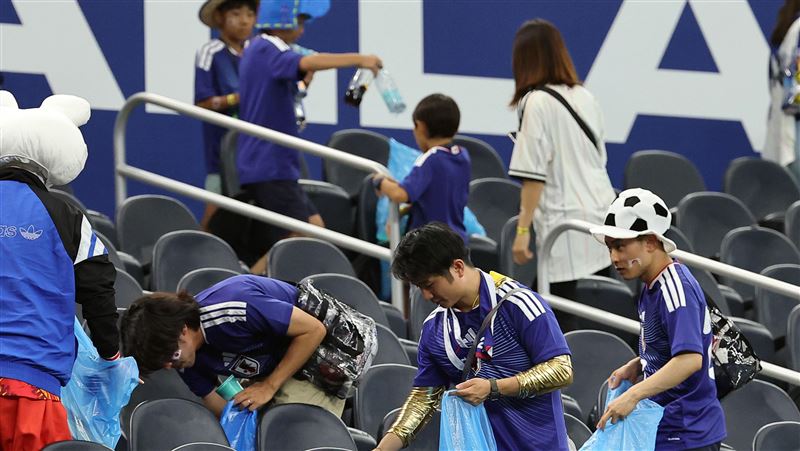 日球迷賽後撿垃圾 28年世足傳統感動全網