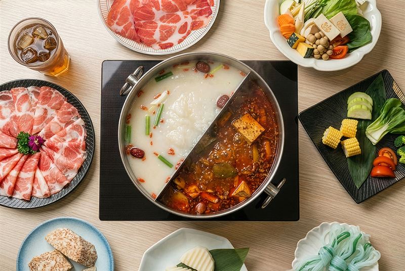 Smile One推出饕客最愛的「麻辣湯底」,以香麻代辣提升味蕾層次,還有「古月溫雞湯」湯頭香氣濃郁、口感溫潤,適合搭配各式食材涮煮。(圖/品牌業者提供)