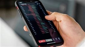 韓國一名男子近日瞞著妻子進行股票投資，意外獲利超過1億韓元（約新台幣230萬元）。（示意圖／Pexels）