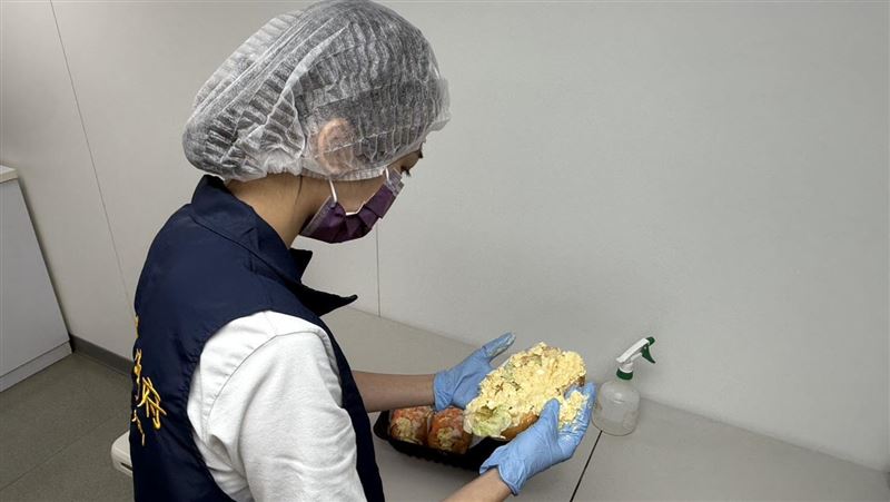 鮮蝦堡咬到「紙」?衛生局稽查結果曝