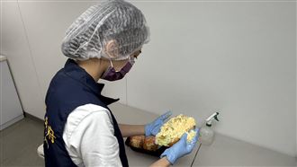 鮮蝦堡咬到「紙」？衛生局稽查結果曝