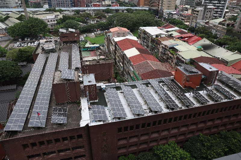 大型新建物強制設置屋頂光電政策8月1日上路，但住宅與店舖2類確定暫緩實施。（圖／中央社）