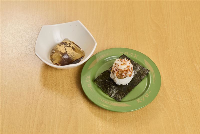 「黑糖蜜黃豆粉冰心粽」(圖左)、「松前漬松葉蟹海苔包」只賣3天。(圖/壽司郎提供)