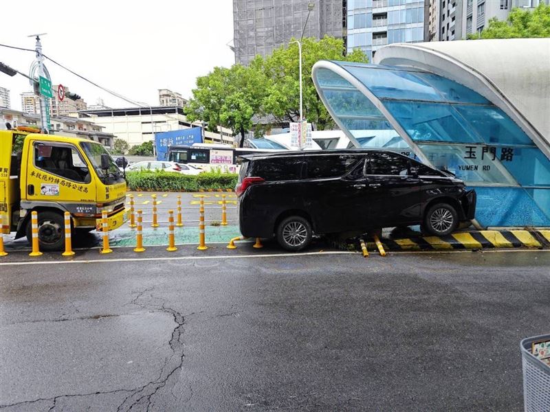 豪華休旅車阿爾法(Alphard)因不明原因偏移車道,自撞上公車專用道站體。(圖/翻攝畫面)