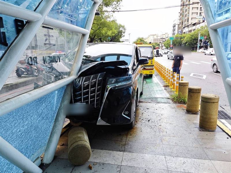 豪華休旅車阿爾法(Alphard)因不明原因偏移車道,自撞上公車專用道站體。(圖/翻攝畫面)