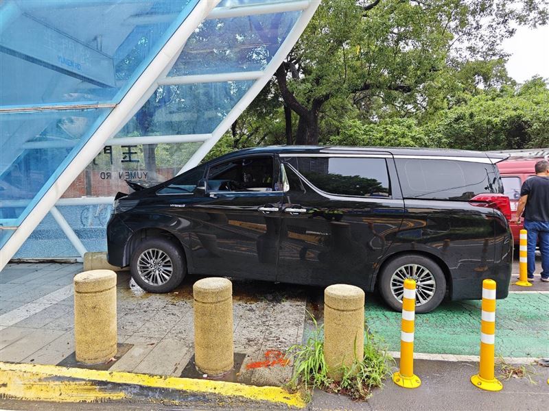豪華休旅車阿爾法(Alphard)因不明原因偏移車道,自撞上公車專用道站體。(圖/翻攝畫面)