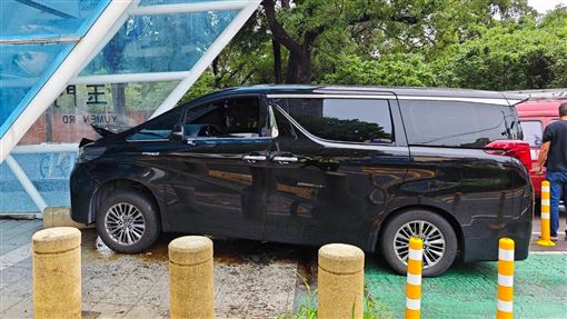 台中男毒駕衝撞！「阿爾法」車頭鑲公車站