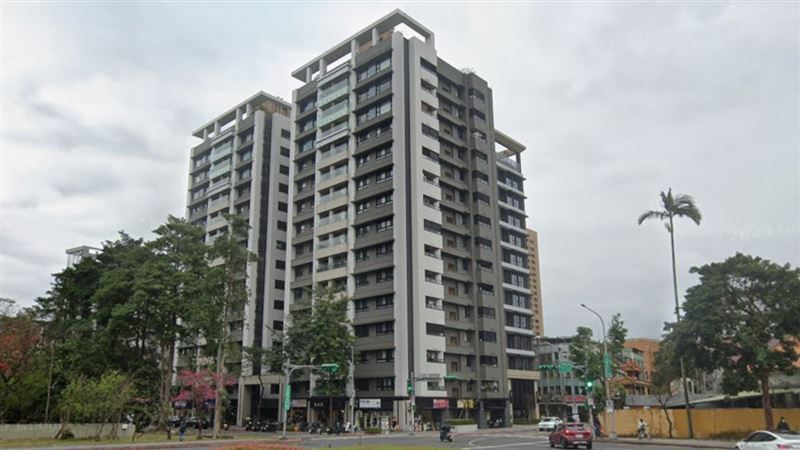 尹衍樑曾寫下不少房市傳奇,他曾不顧虧損2億,為台北市辛亥路上的海砂屋「潤泰雙子星」無償重建「1坪換1坪」,負責態度創台灣建商史上先河。(圖/翻攝Google Maps)