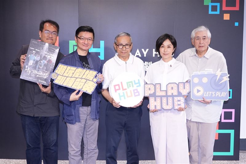 吳念真(中)、黃韻玲(右2)等人出席「Play Hub」啟用記者會。(圖/記者鄭孟晃攝影)