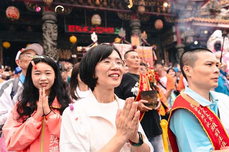 民進黨新北市長參選人蘇巧慧今（15）日出席新莊地藏庵文武大眾老爺聖誕日巡遶境。（圖／蘇巧慧競辦提供）