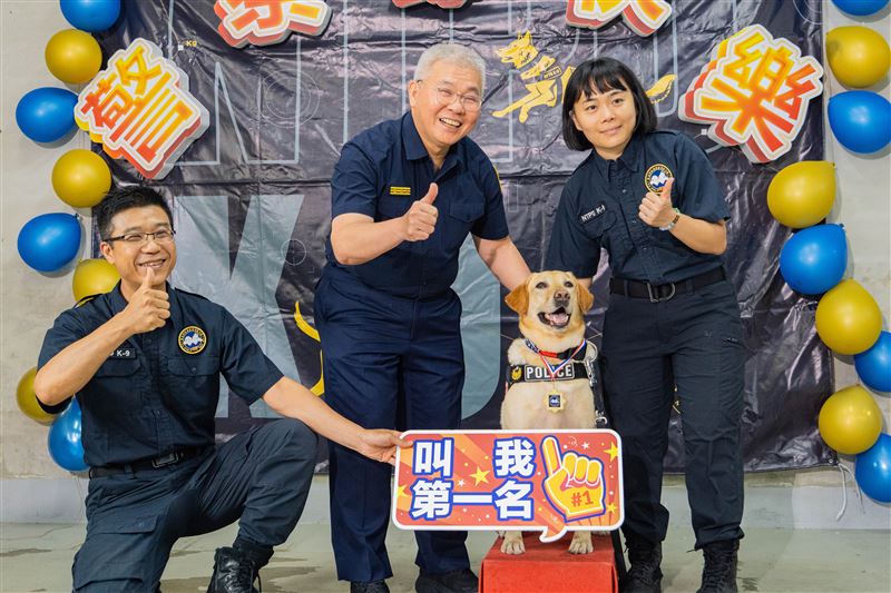 新北警察局局長方仰寧頒贈榮譽勳章予警犬KENJI，表揚於緝毒工作中的卓越貢獻。（圖／翻攝畫面）