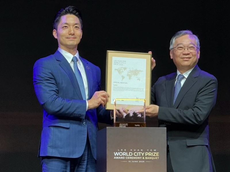 台北市獲新加坡李光耀世界城市獎特別獎，市長蔣萬安前往領獎，並從新加坡副總理顏金勇手中接過獎狀。（圖／台北市政府提供）