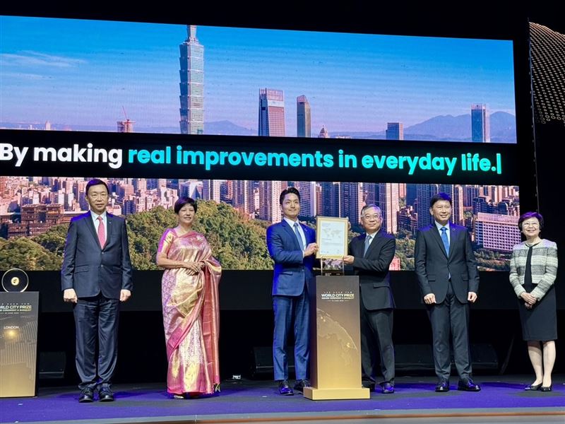 台北市獲新加坡李光耀世界城市獎特別獎，市長蔣萬安前往領獎，並從新加坡副總理顏金勇手中接過獎狀。（圖／台北市政府提供）