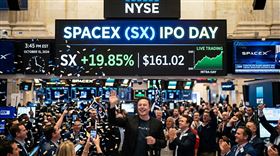 SpaceX日前完成歷史上規模最大的首次公開募股（IPO），掛牌交易首日股價便上演慶祝行情，收盤大漲 19.22%。（圖／AI生成圖片）