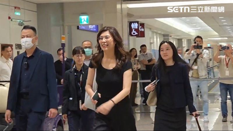 鄭麗文於16日清晨自美國返台。（圖／翻攝畫面）