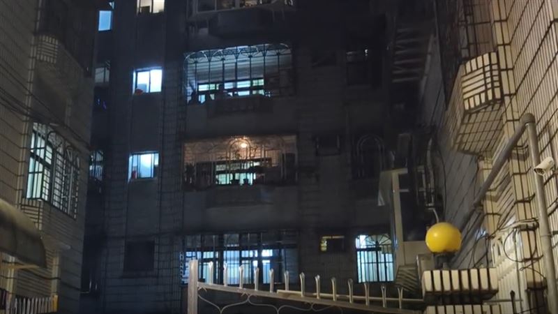 新北市中和區永和路一處住宅公寓今天（16日）凌晨驚傳火警。（圖／翻攝畫面）