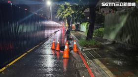 高雄,告示牌,豪雨,交通錐,橫桿,天坑,岡山,凹陷,岡山區,高雄市。（圖／翻攝畫面）