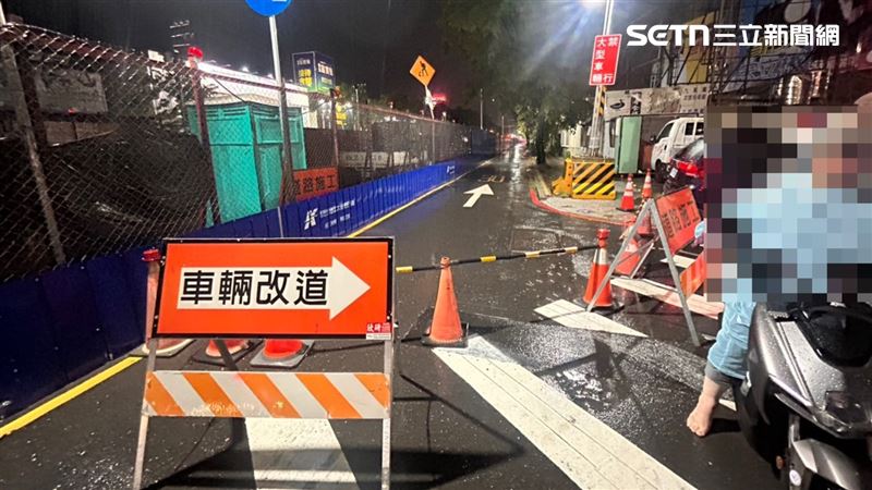 受梅雨鋒面影響，高雄連日下起豪雨；昨晚（15日）岡山區中山北路段，驚傳有路面凹陷。（圖／翻攝畫面）