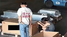 不法集團年初透過「洗產地」與「調包」手法，將搭載輝達高階晶片的伺服器非法運往中國，過程全被監視器拍下。（翻攝美國司法部官網）