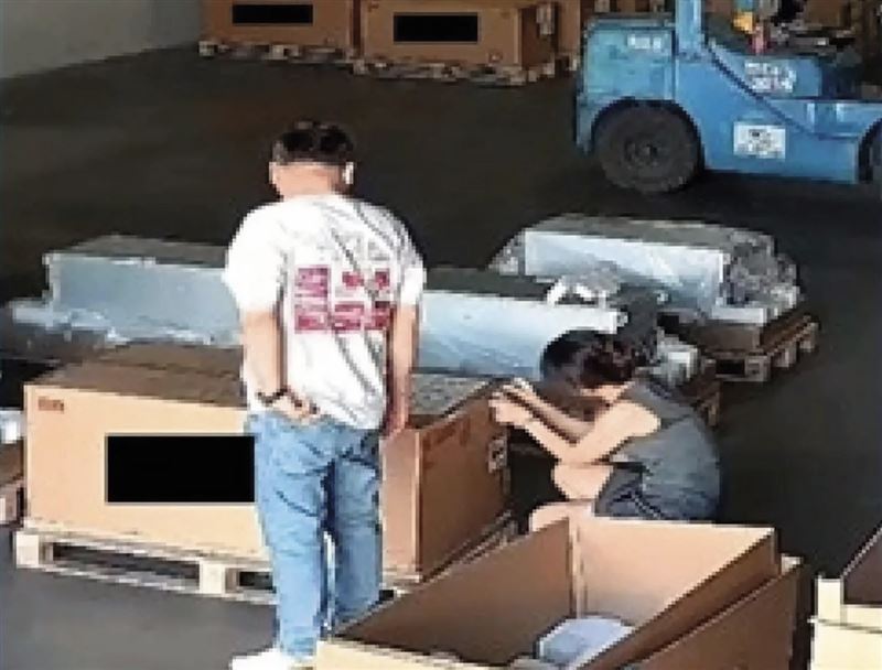 不法集團年初透過「洗產地」與「調包」手法,將搭載輝達高階晶片的伺服器非法運往中國,過程全被監視器拍下。(翻攝美國司法部官網)
