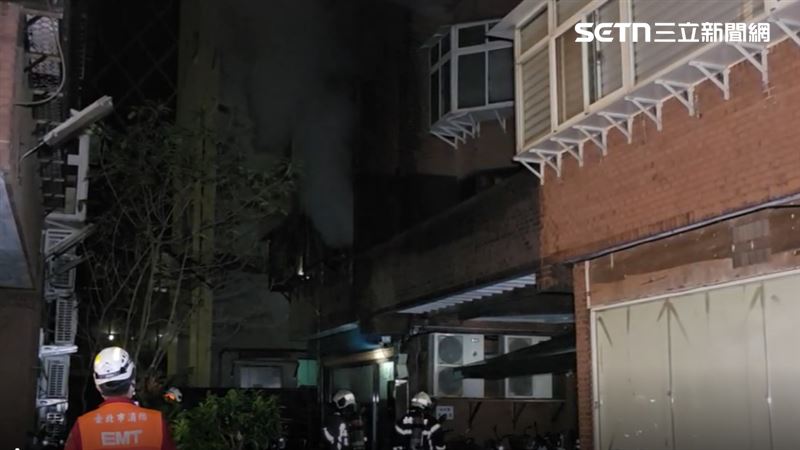 台北市松山區敦化北路一處12層樓RC建築物，今天（16日）凌晨3時56分，於2樓住宅處竄出火舌。（圖／翻攝畫面）