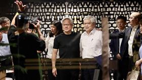 黃仁勳、魏哲家餐敘後合影（2）輝達執行長黃仁勳（後中左）訪台行程滿，26日晚間與台積電董事長魏哲家（後中右）在台北餐敘，兩人餐後搭肩合影留念。中央社記者王飛華攝　115年5月26日