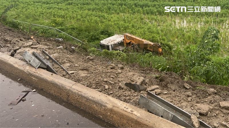 整輛車從國道，墜落到一旁產業道路上。（圖／翻攝畫面）