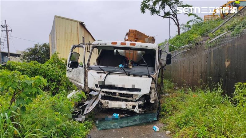 衝破國道墜邊坡…車摔稀爛、運將命大無傷