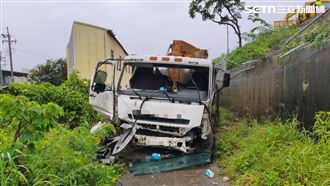 衝破國道墜邊坡…車摔稀爛、運將命大無傷