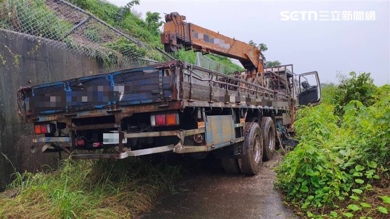 國道1號北向293.4公里，台南新營路段，昨天（15日）下午發生大貨車撞擊外側護欄後衝出邊坡的嚴重事故。（圖／翻攝畫面）