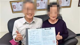 一統徵信要求委託人簽約後，須微笑與幹部合照，代表心甘情願。（讀者提供）