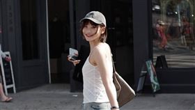 愛莉莎莎走路上遭擦撞。（圖／翻攝自IG）