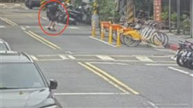 有一對情侶因感情問題昨（15日）清晨在康寧國小側門對街人行道爆發爭執。（圖／翻攝畫面）