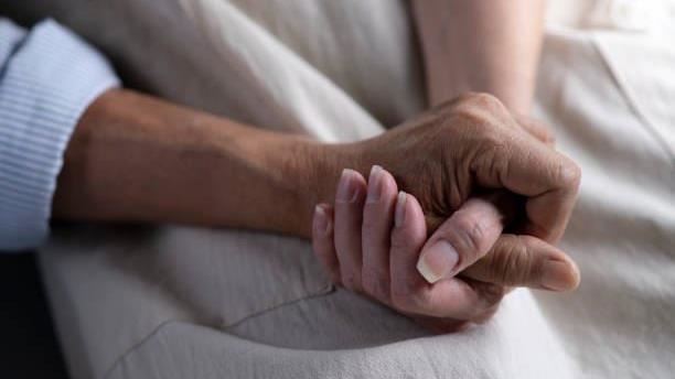 孝女回祖厝顧病父 爸走了…親弟告要她搬
