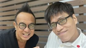 張忠義（右）2022年曾與黃大煒合影。（圖／翻攝自張忠義Jacky Yi-陽光暖爸臉書）
