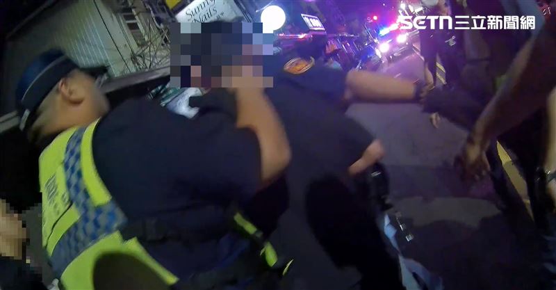 3名醉漢吃不到豬腦湯在店內大鬧,警方到場使用辣椒水壓制逮人。(圖/翻攝畫面)