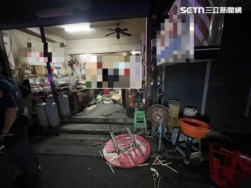 台中清水知名深夜小吃店遭砸店,3醉漢太早到沒得吃,爆氣砸毀店內設備及食材。(圖/翻攝畫面)