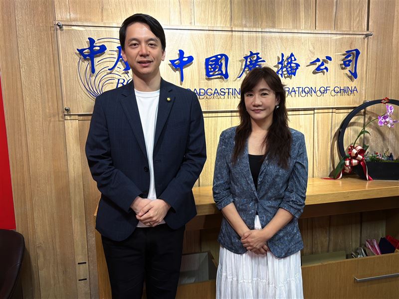 國民黨立委牛煦庭(左)接受中廣新聞網千秋萬事專訪聲援饒慶鈴反問,參加海峽論能賣農產品,但是能賣什麼台呢?(圖/中廣新聞網提供)