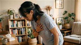 楊絡勝醫師提醒，若出現長期胸悶咳嗽、呼吸喘等症狀，務必及早就醫。(此為AI生成之情境圖)。（圖／大千綜合醫院提供） 