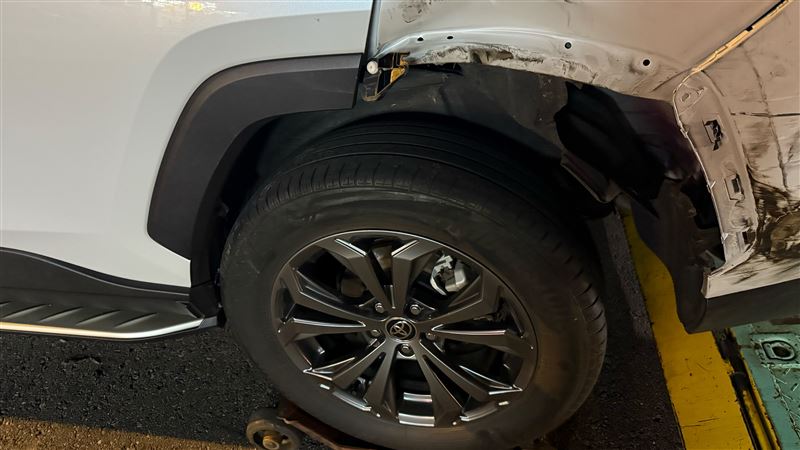 受害車主剛買新車,貸款還在繳,就被周格泰撞毀。(圖/翻攝畫面)