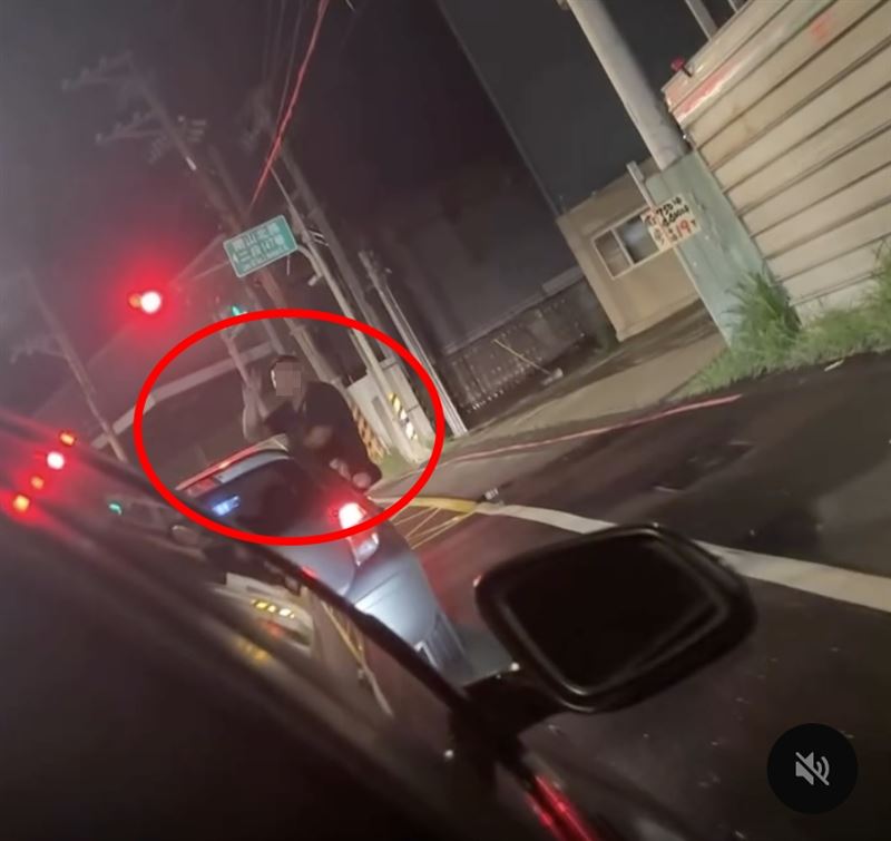 兩個人坐在車窗上，一路下山。（圖／Threads @aww___0617授權提供）