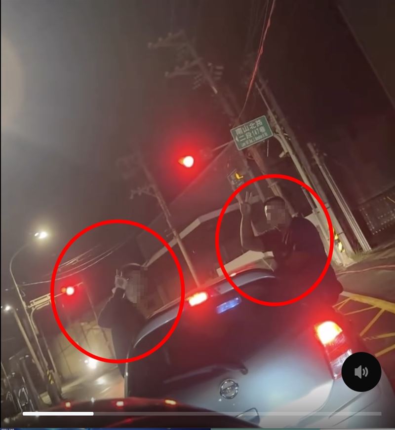 兩男坐在車窗，還對後車比YA。（圖／Threads @aww___0617授權提供）
