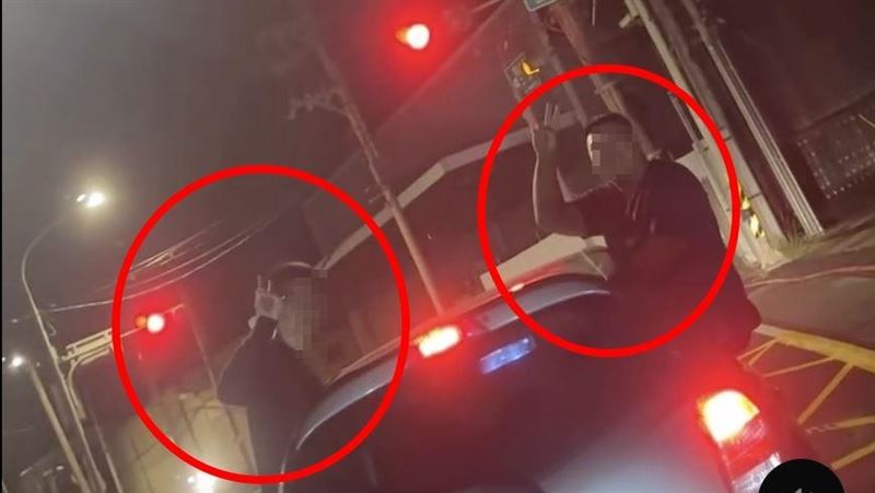 山道「猴子」半身在車外還比YA 警方出手