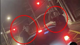 山道「猴子」半身在車外還比YA　警方出手