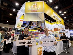 擷發科技於 COMPUTEX 展會現場，正式展現與美國超低功耗神經形態AI半導體矽智財領導廠商 BrainChip 的策略結盟成果，雙方將攜手搶攻全球邊緣 AI 商機。（圖／擷發科技）
