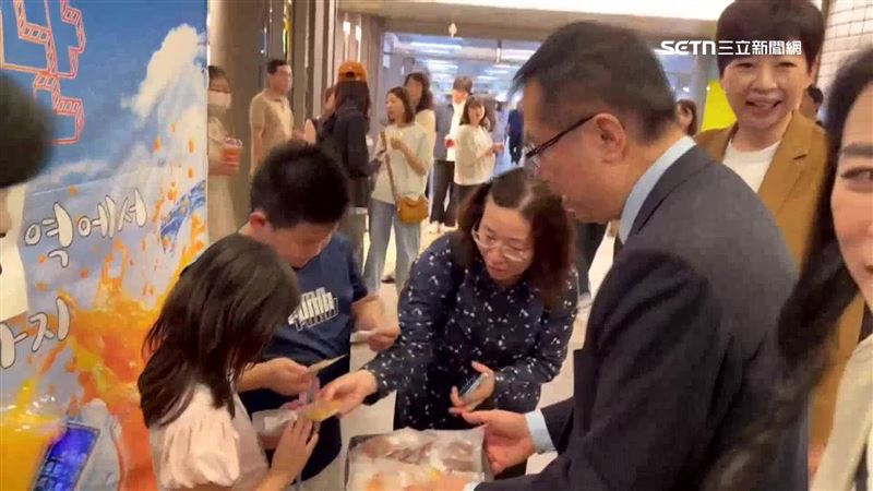 黃偉哲發送果乾，給韓國民眾試吃